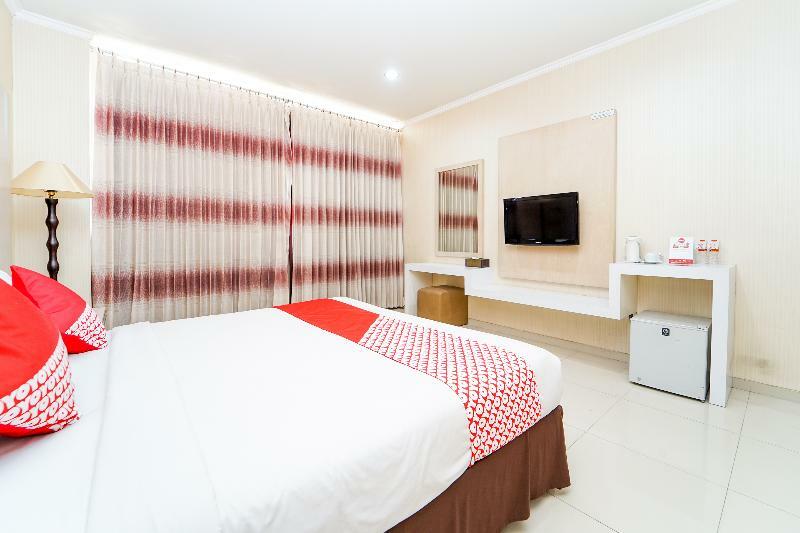 Oyo 235 Maumu Hotel & Lounge Surabaya Exterior photo