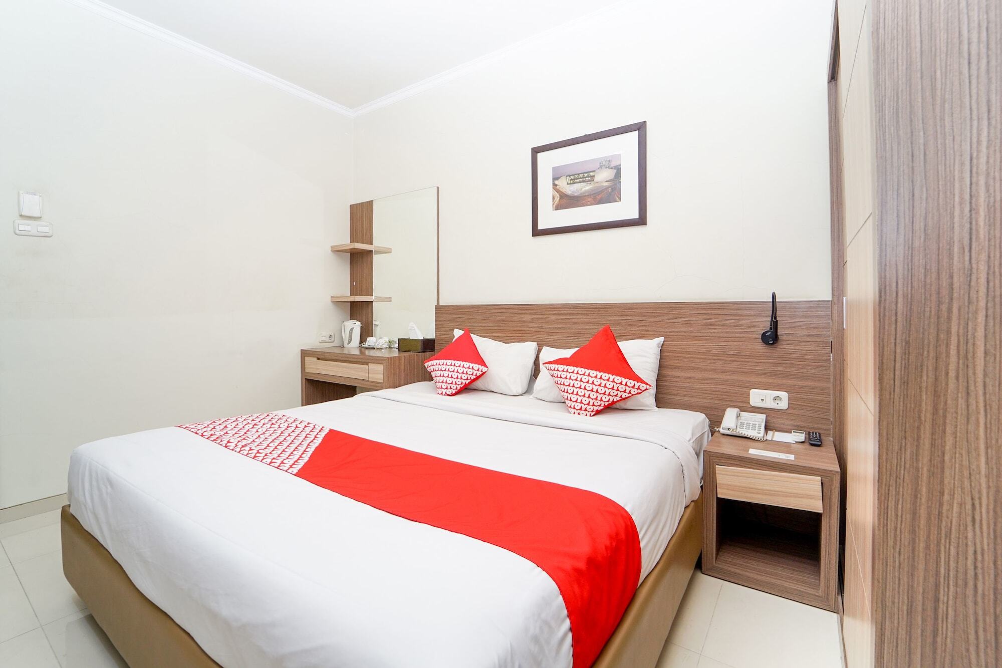 Oyo 235 Maumu Hotel & Lounge Surabaya Exterior photo